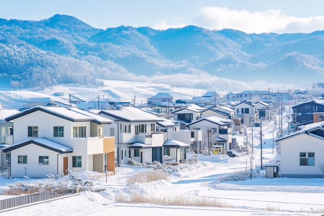 雪と住宅地