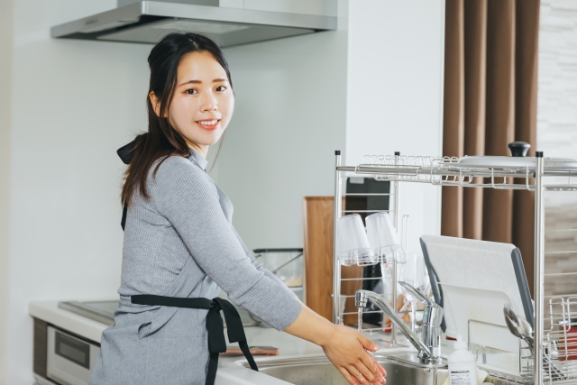 家事する女性