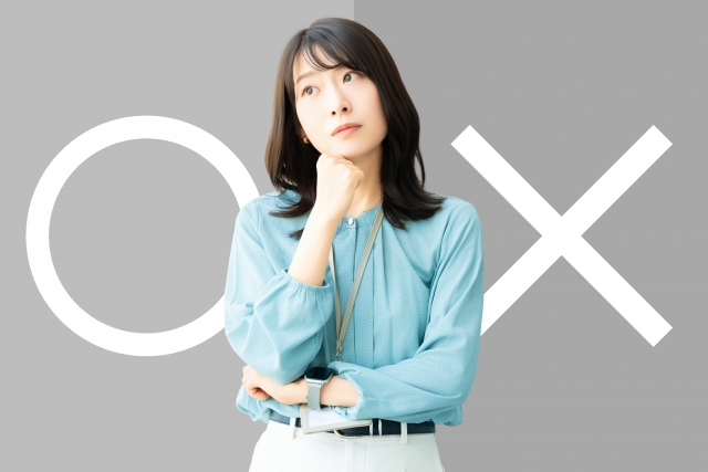 どちらか悩む女性