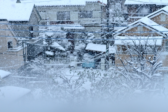 雪が降る住宅地